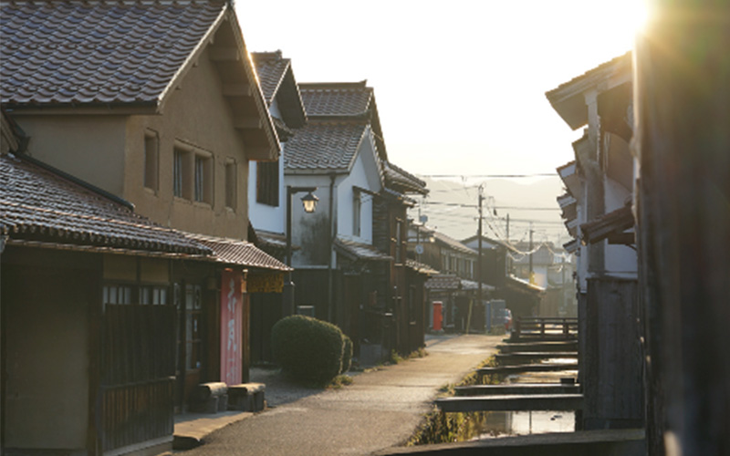 夕暮れの町の風景画像