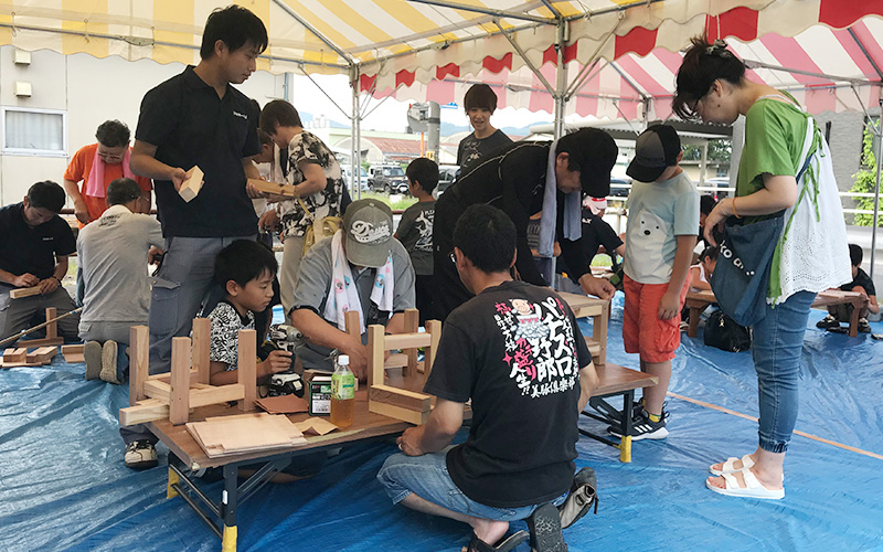 地域イベントでの木工細工教室の様子