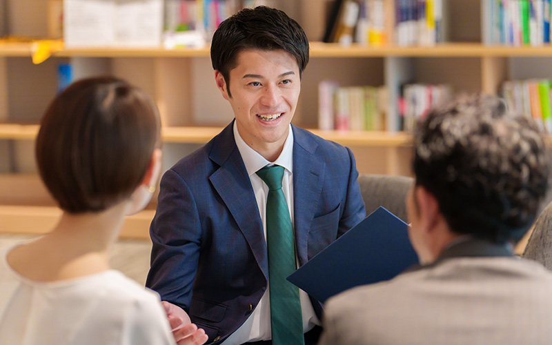 お客様と談話している様子