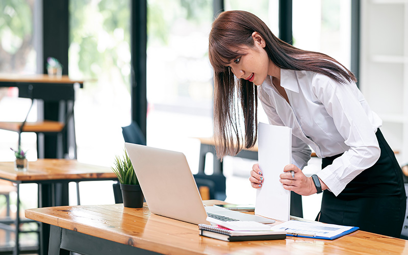 女性が書類の準備をしている画像